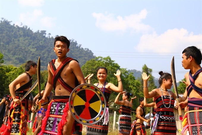 Cơ Tu people offer traditions to tourists