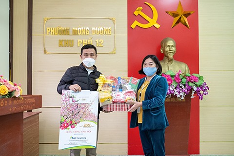 AES Vietnam presents Tet gifts to poor households and students