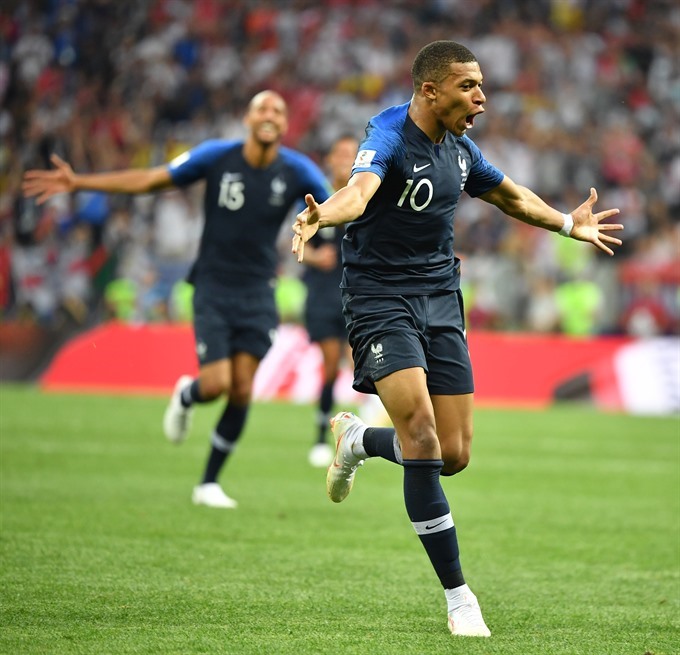 France crowned 2018 FIFA World Cup champions, beating Croatia 4 - 2