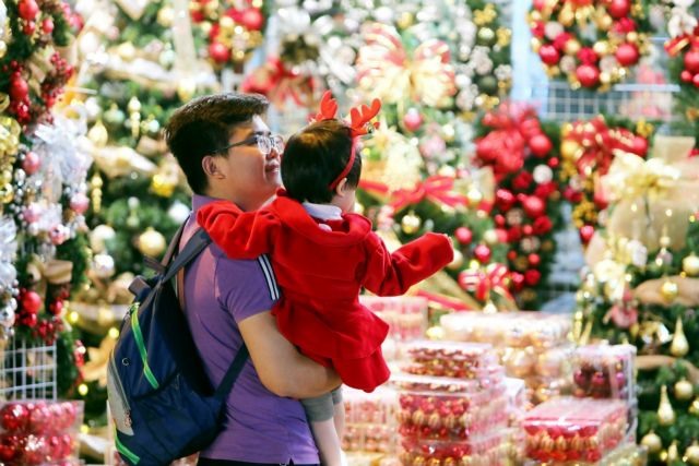 Christmas brings joy to shoppers, retailers alike