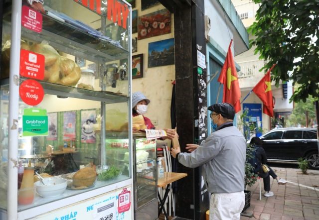 Dining venues struggle as risk level fluctuates in Hà Nội
