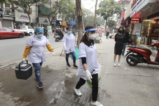Hà Nội offers home vaccinations for people at high risk