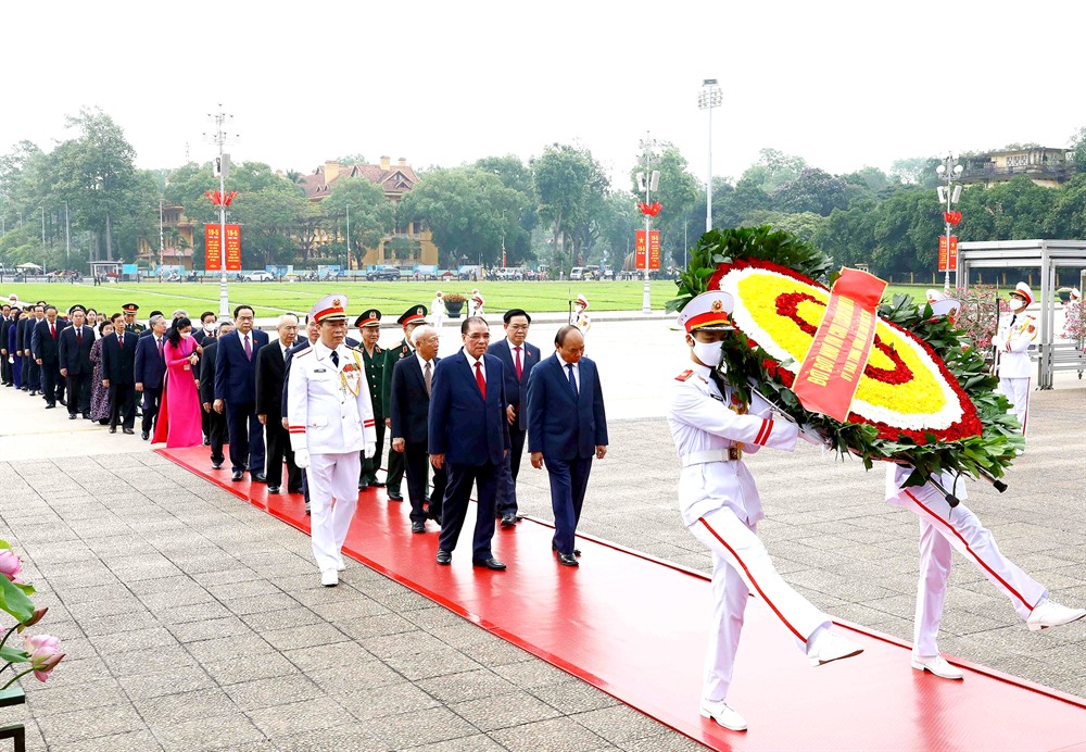 Leaders pay homage to President Hồ Chí Minh on 132nd birth anniversary