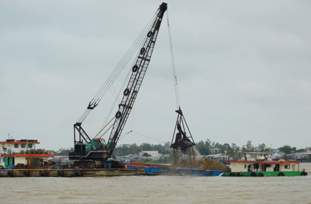 Mekong Delta faces shortage of river sand for major construction projects