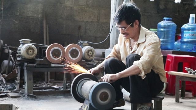 Making knives in the heat