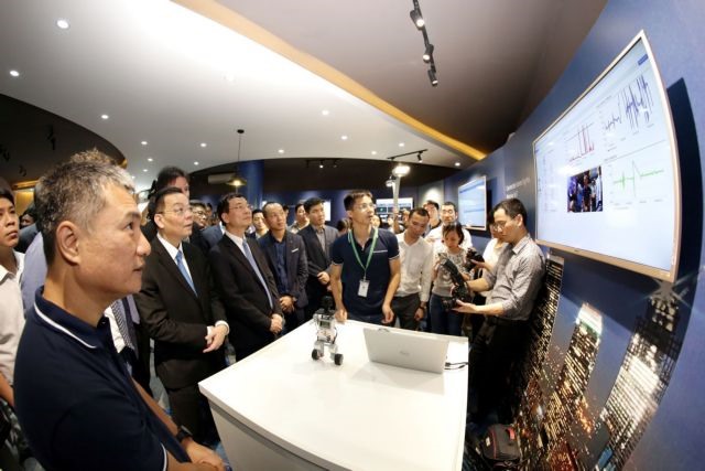 PM Phuc speaks with Japanese businesses about training IT workers