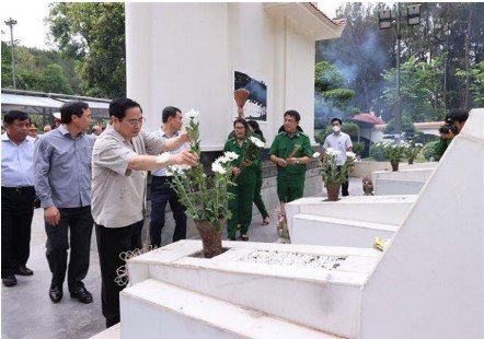 PM Phạm Minh Chính pays tribute to heroic martyrs in Hà Tĩnh province