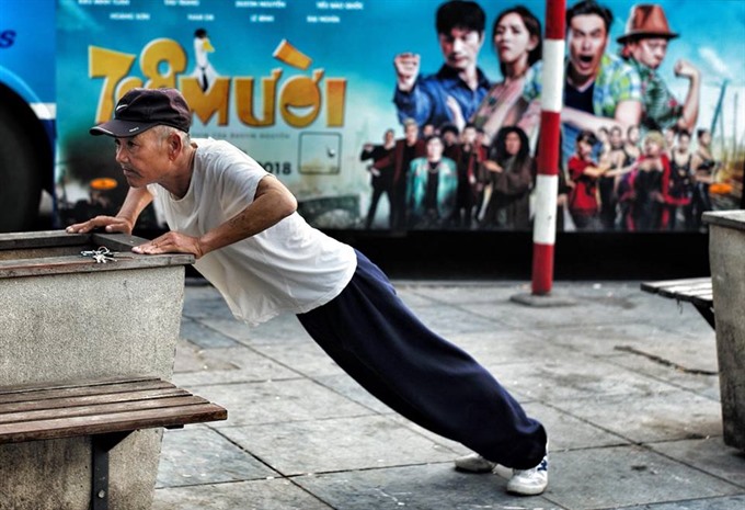 An elderly man does his morning exercise in Hà Nội.— VNS Photo Việt Thanh 