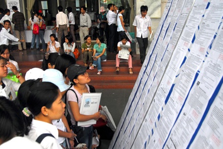 Graduates attend a job market in Ha Noi. Tens of thousands of graduates in the Central Highlands are struggling to find good jobs and have to resort to menial or low-skilled labour. Graduates attend a job market in Ha Noi. Tens of thousands of graduates in the Central Highlands are struggling to find good jobs and have to resort to menial or low-skilled labour.