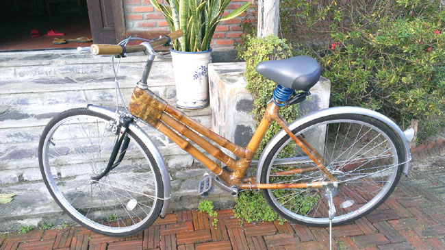 New bamboo bicycle celebrates cycle of life - Life & Style - Vietnam ...