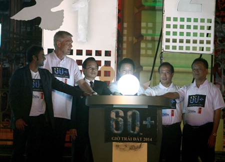 Representatives participate in a ceremony to kick off the 2014 Earth Hour in Ha Noi on Saturday. This year Representatives participate in a ceremony to kick off the 2014 Earth Hour in Ha Noi on Saturday. This year's campaign saw all 63 provinces and cities nationwide participate to reduce electricity usage.