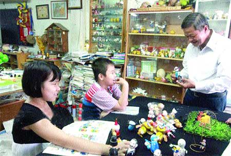 What What's the crack? Tam's lively egg shell figurines, which he uses as illustrations for each lesson, help his students remember what they learn.