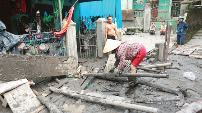 Mountains of coal sludge still threat to lives in Quang Ninh - Society ...